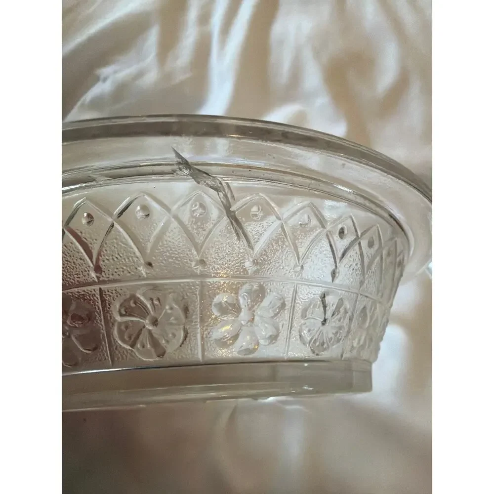 Vintage Clear Pressed Glass Covered Candy Dish Bonbon Bowl Clover Finial Lid